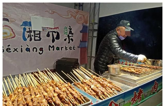 红梅公园摆摊烧烤时请再为民众多考虑一点