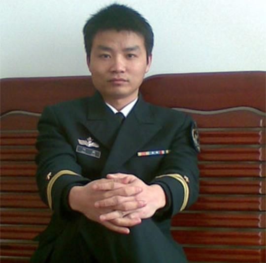 2010年，湖南军人勇救44人，全身烧伤90%，女孩喂水后相恋成婚休闲区蓝鸢梦想 - Www.slyday.coM