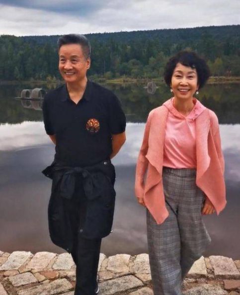 阎维文和妻子出游二人并肩远眺山水抗癌30年老公任然不离不弃