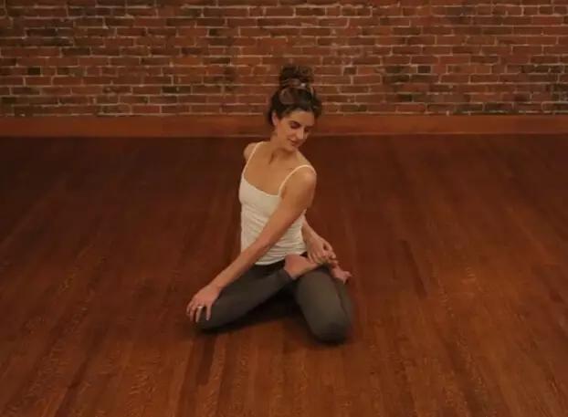 一个拉伸动作,帮你提臀收腹!有效缓解和祛除踝关节炎等症状休闲区蓝鸢梦想 - Www.slyday.coM 一个拉伸动作,帮你提臀收腹!有效缓解和祛除踝关节炎等症状休闲区蓝鸢梦想 - Www.slyday.coM