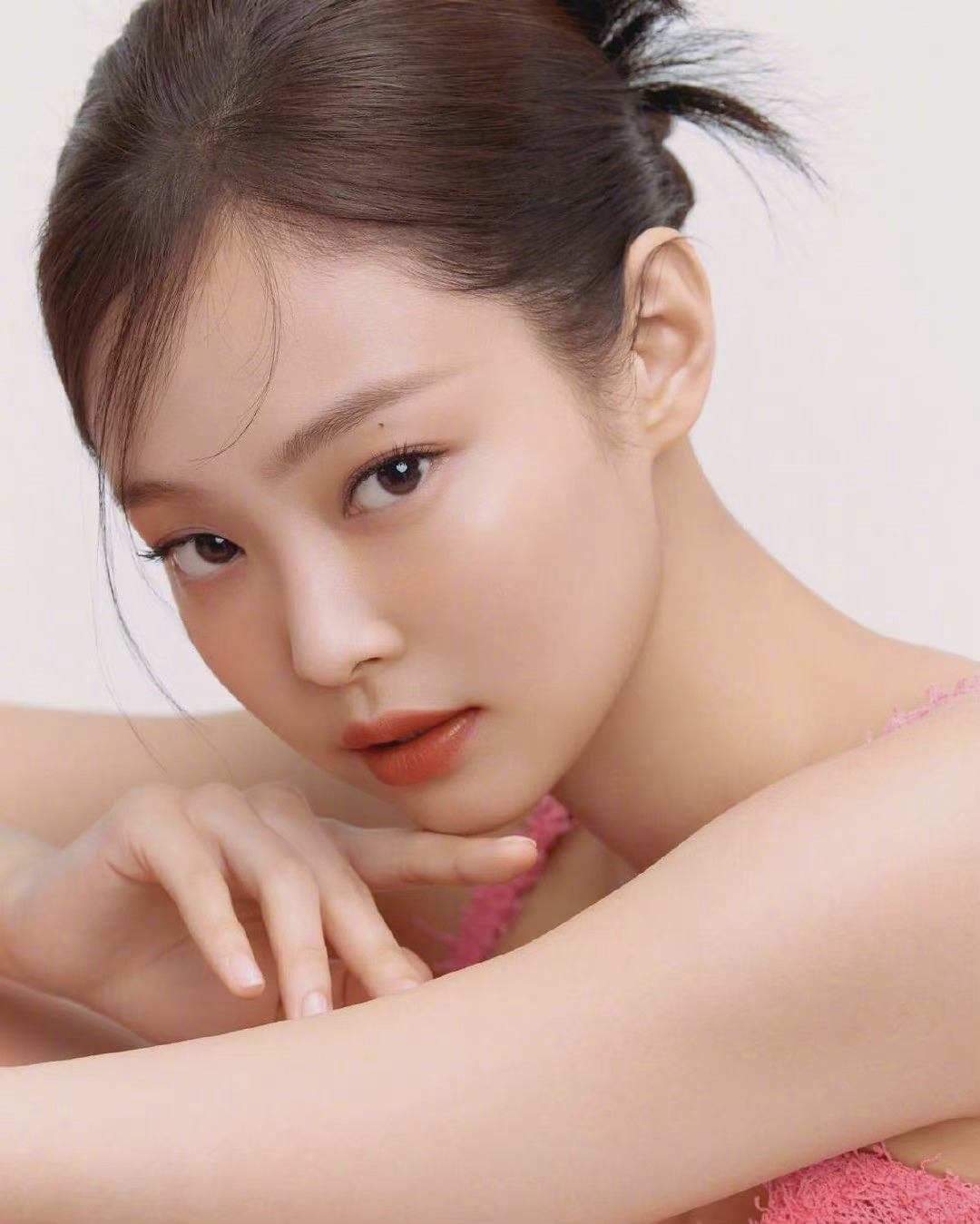 jennie最新怼脸画报