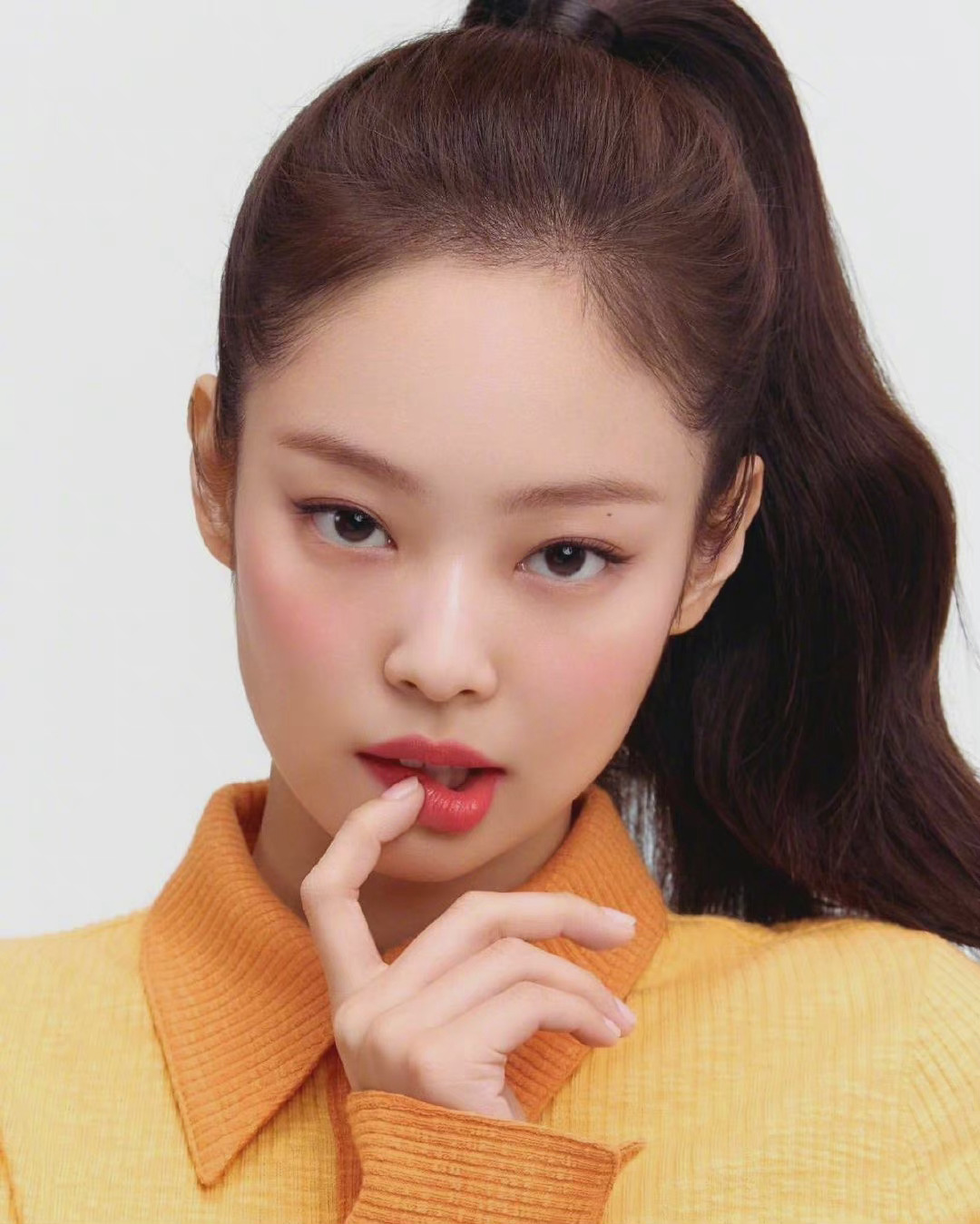 jennie最新怼脸画报