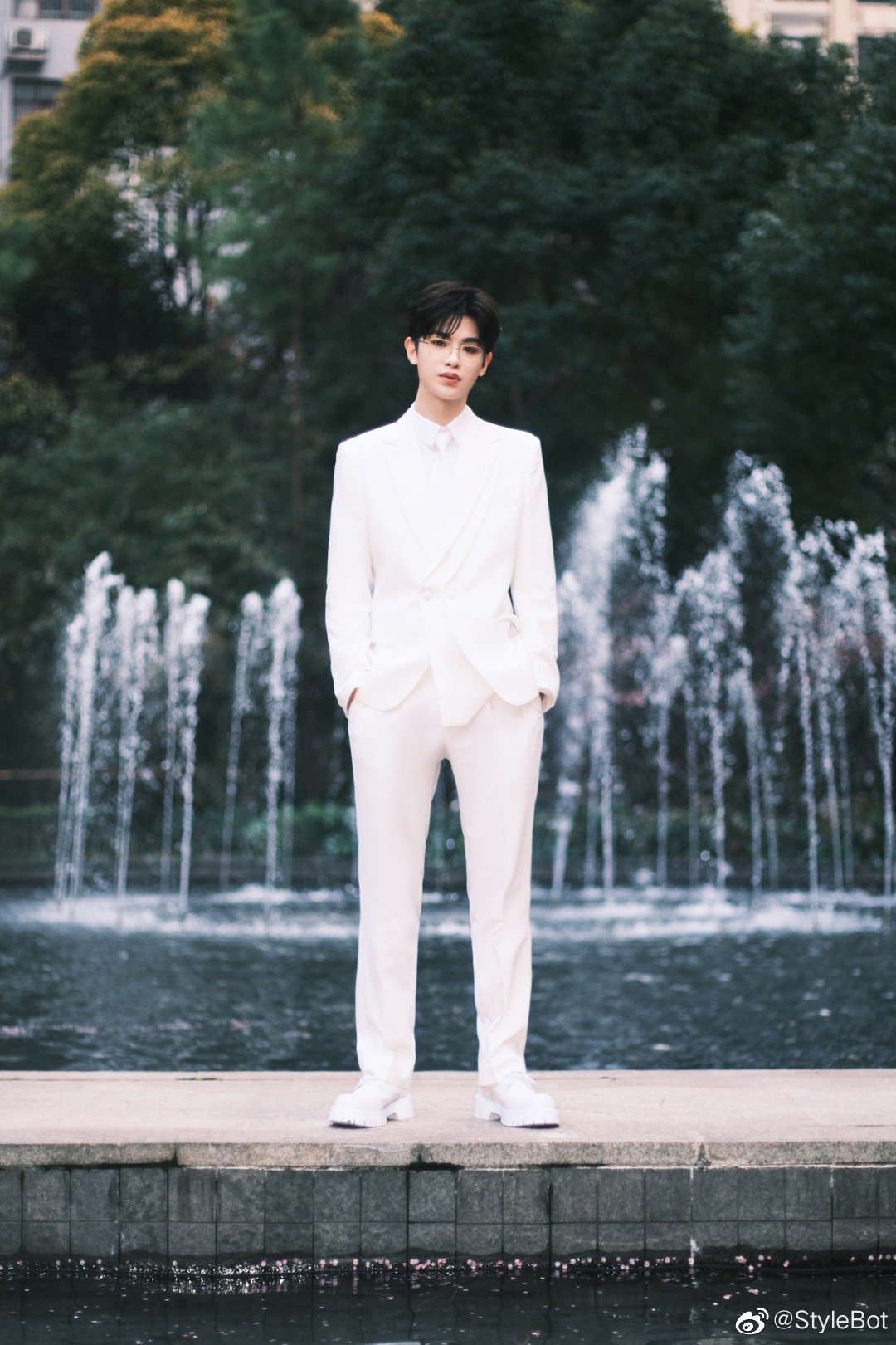 黄明昊今日活动造型一身纯白西服套装搭配金丝眼镜