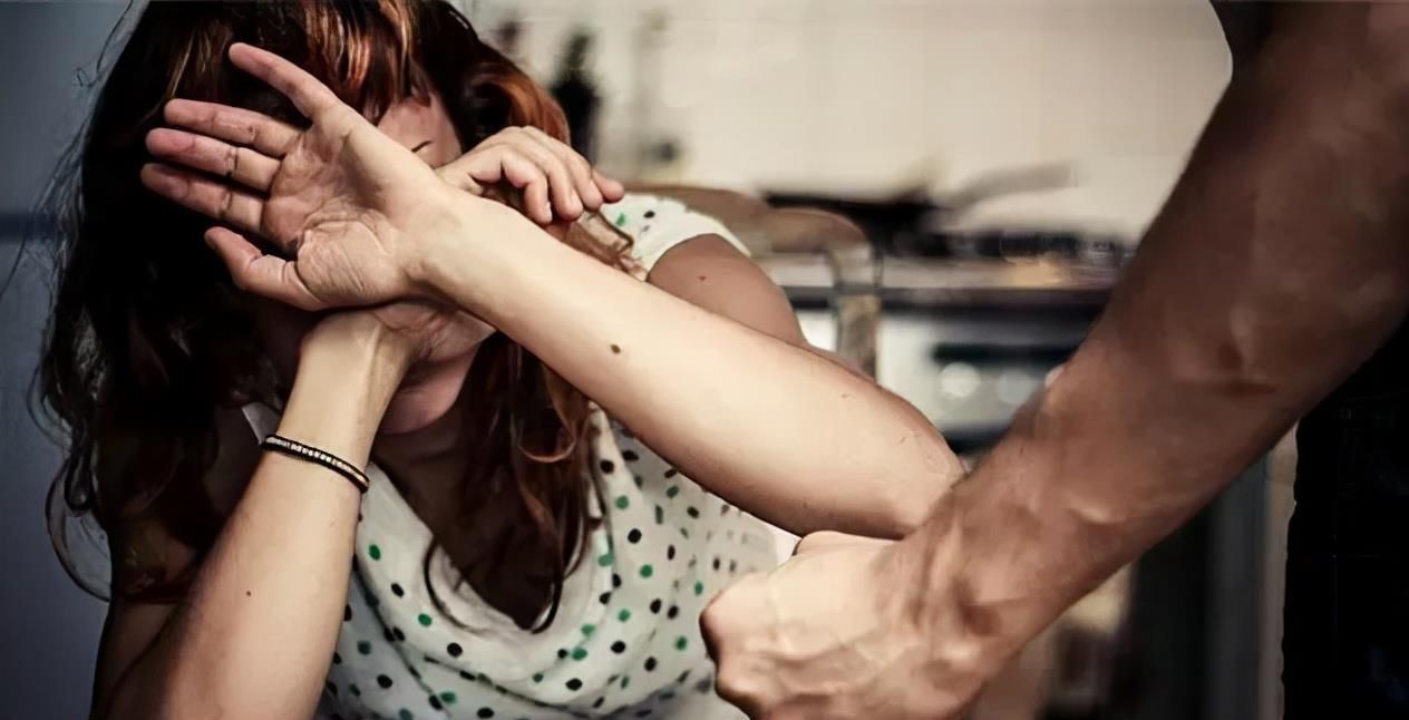 拉姆：新婚就被家暴，2次申请离婚，被前夫烧毁前她经历了什么？休闲区蓝鸢梦想 - Www.slyday.coM