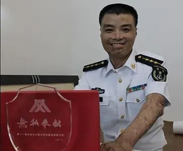 2010年，湖南军人勇救44人，全身烧伤90%，女孩喂水后相恋成婚休闲区蓝鸢梦想 - Www.slyday.coM