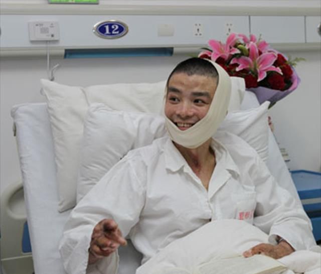 2010年，湖南军人勇救44人，全身烧伤90%，女孩喂水后相恋成婚休闲区蓝鸢梦想 - Www.slyday.coM