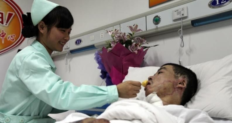 2010年，湖南军人勇救44人，全身烧伤90%，女孩喂水后相恋成婚休闲区蓝鸢梦想 - Www.slyday.coM