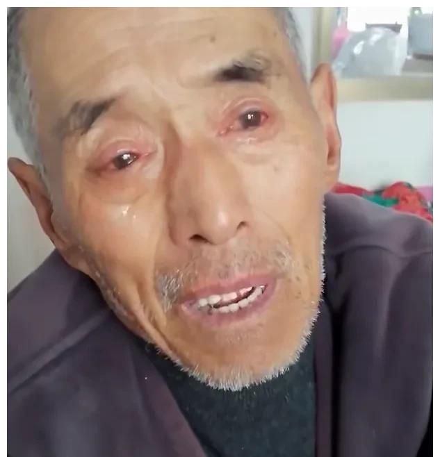 远嫁女儿节后返程老父亲哭泣不忍心离别连说常回来看看