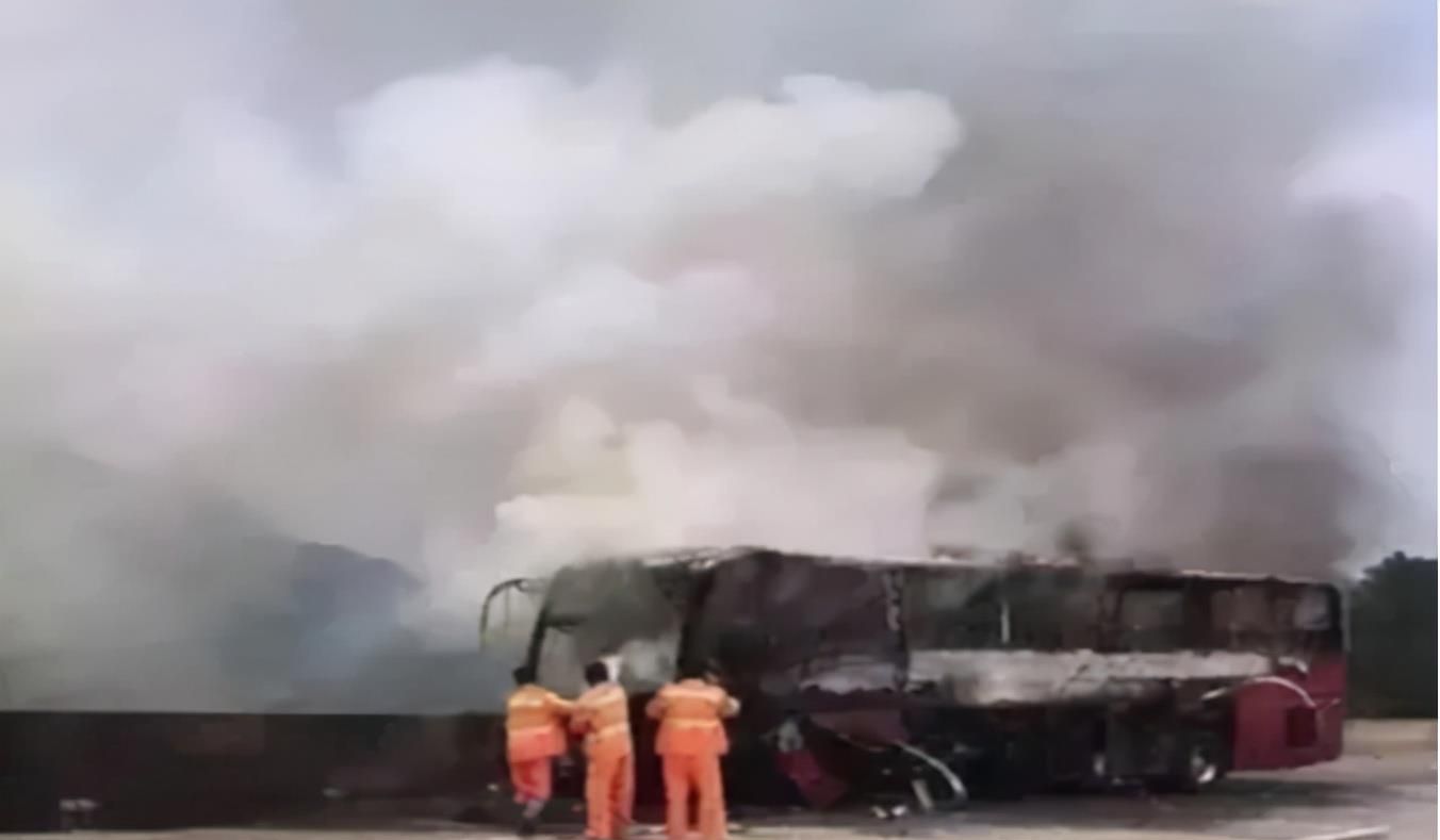 2010年，湖南军人勇救44人，全身烧伤90%，女孩喂水后相恋成婚休闲区蓝鸢梦想 - Www.slyday.coM