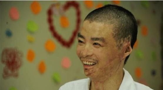 2010年，湖南军人勇救44人，全身烧伤90%，女孩喂水后相恋成婚休闲区蓝鸢梦想 - Www.slyday.coM