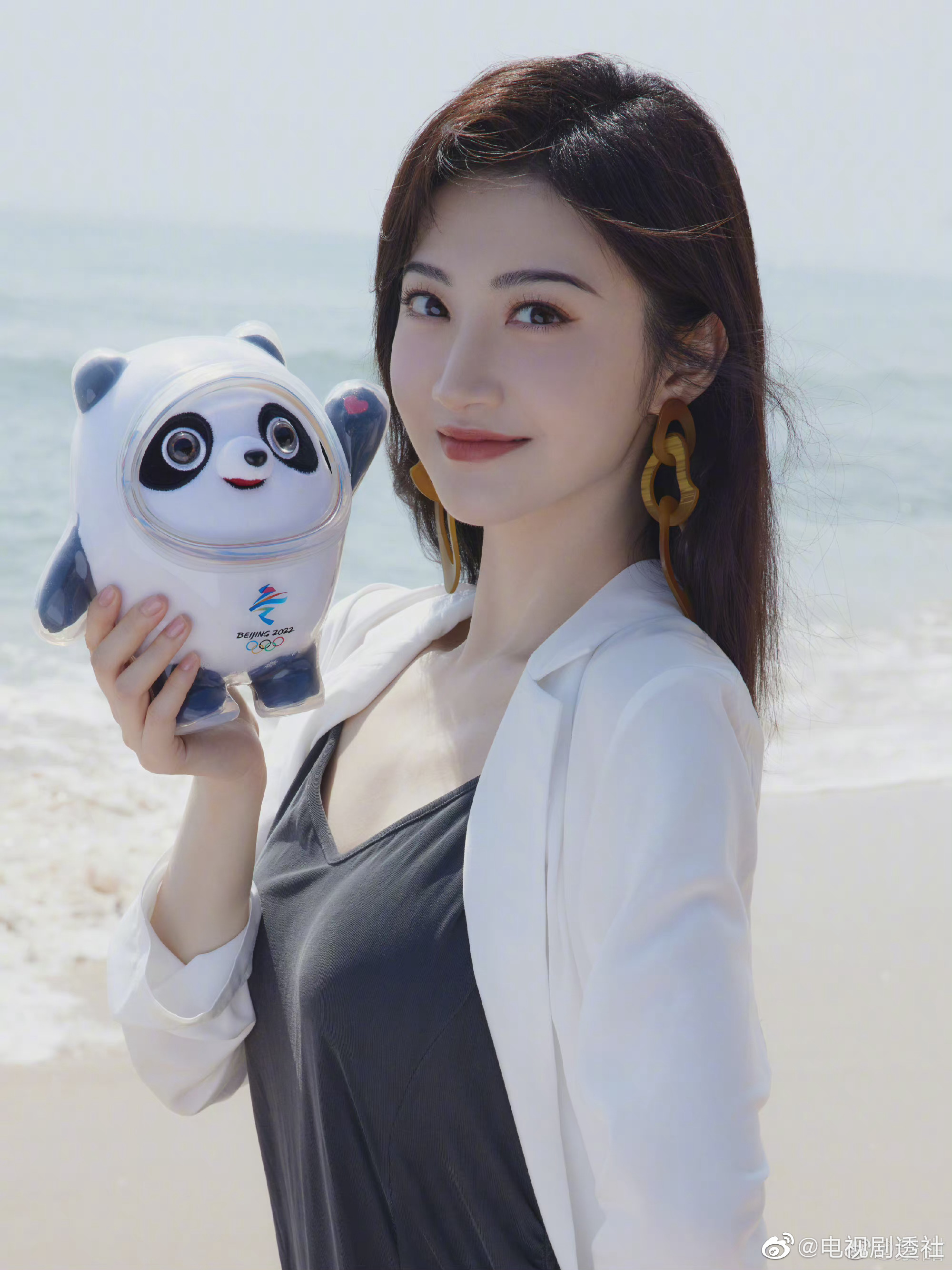 景甜晒出在海边和冰墩墩的合照大甜甜和墩子都好美