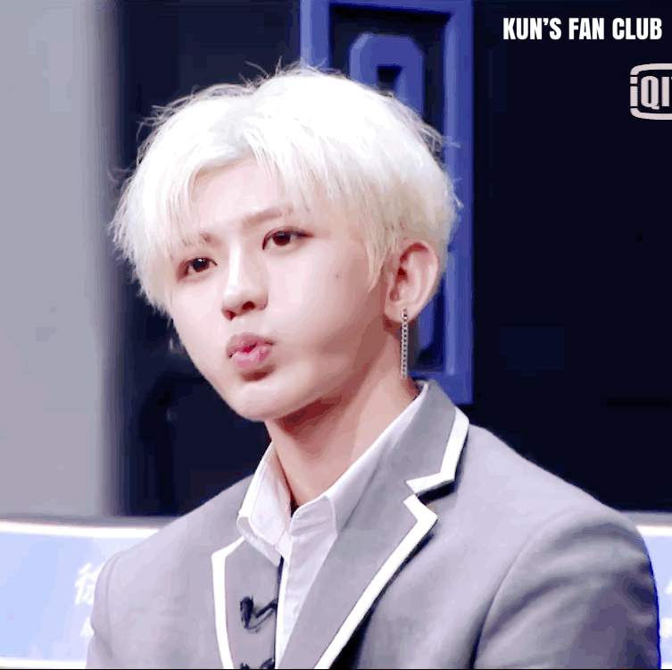 嘟着小嘴巴非常萌,想不想在鼓鼓的小脸蛋上来一口呀|蔡徐坤_新浪新闻