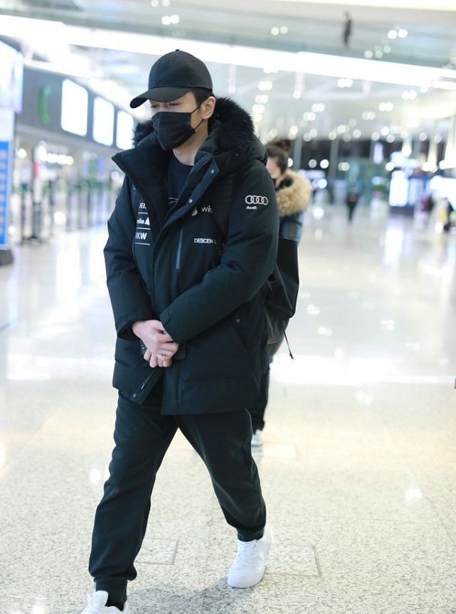 陈晓现身穿黑色羽绒服下搭运动裤男孩子就应该穿简单点