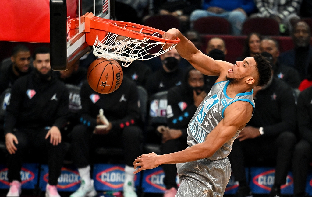 全明星mvp无悬念,恩比德太沮丧|詹姆斯|库里|全明星_新浪新闻