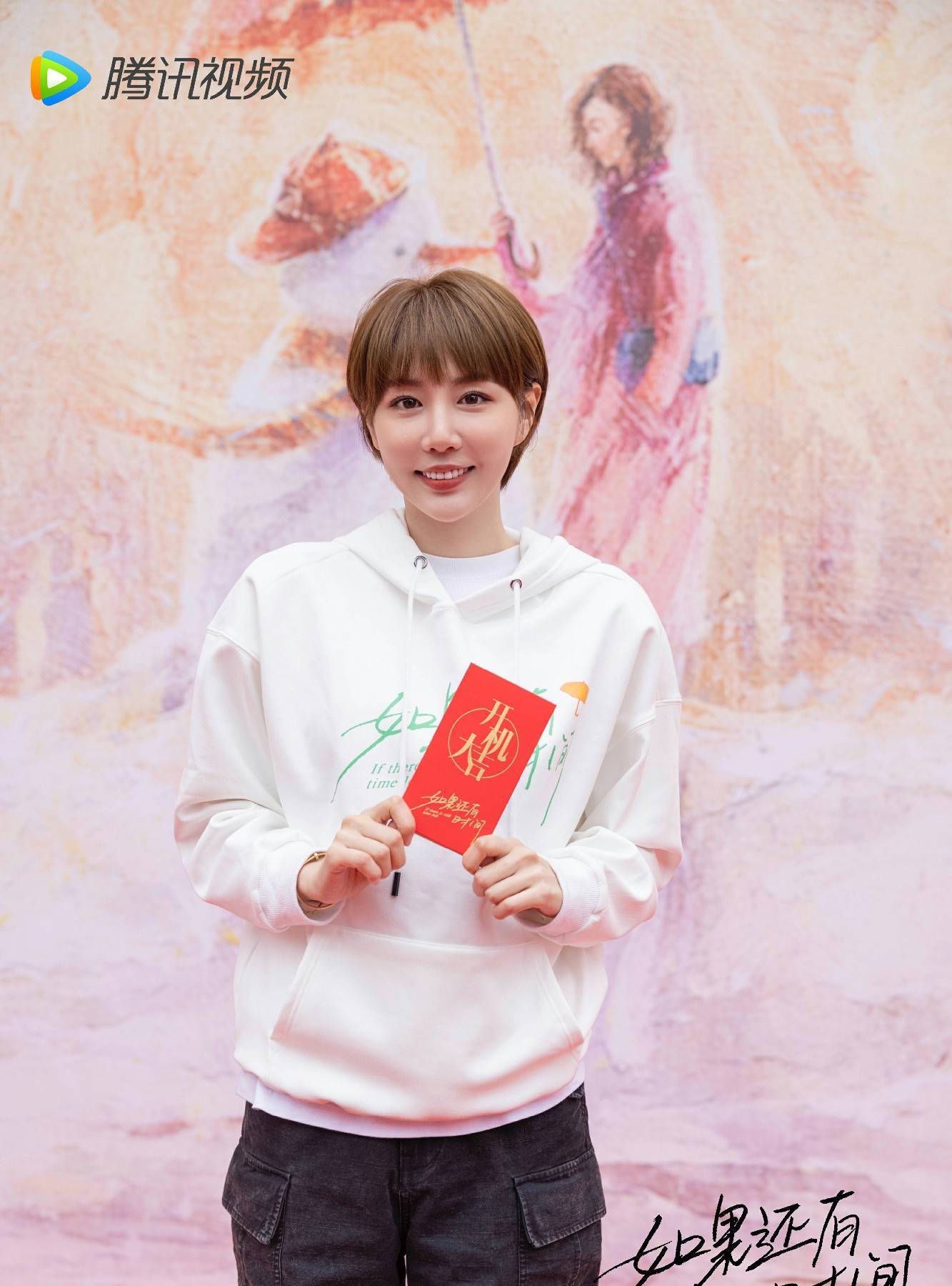 开机当日,主创团队悉数到场,青年演员李欣燃作为掌管人,身着组服,为