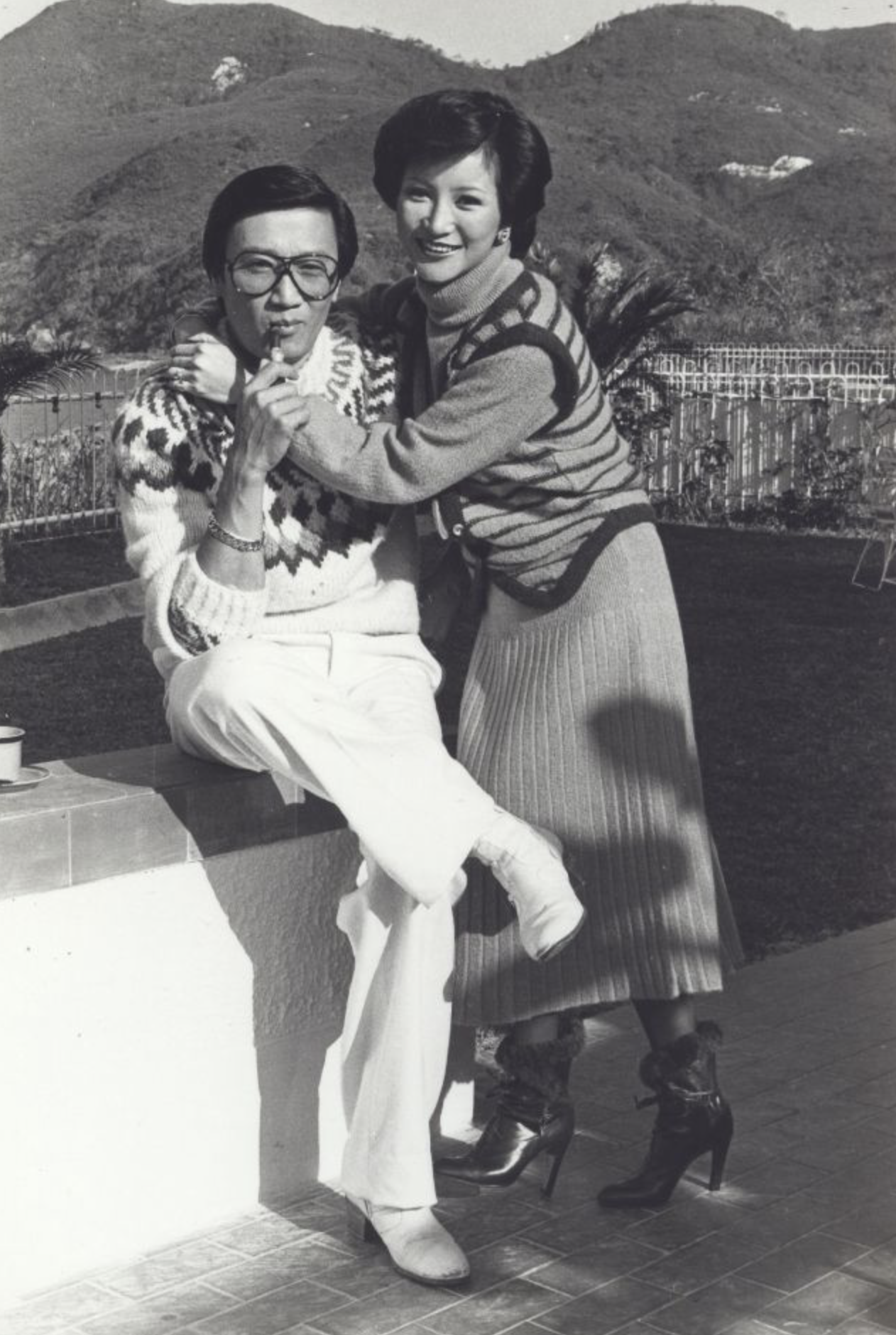 狄波拉约谢贤吃饭照顾周到饭后当众拥吻告别离婚27年感情不减