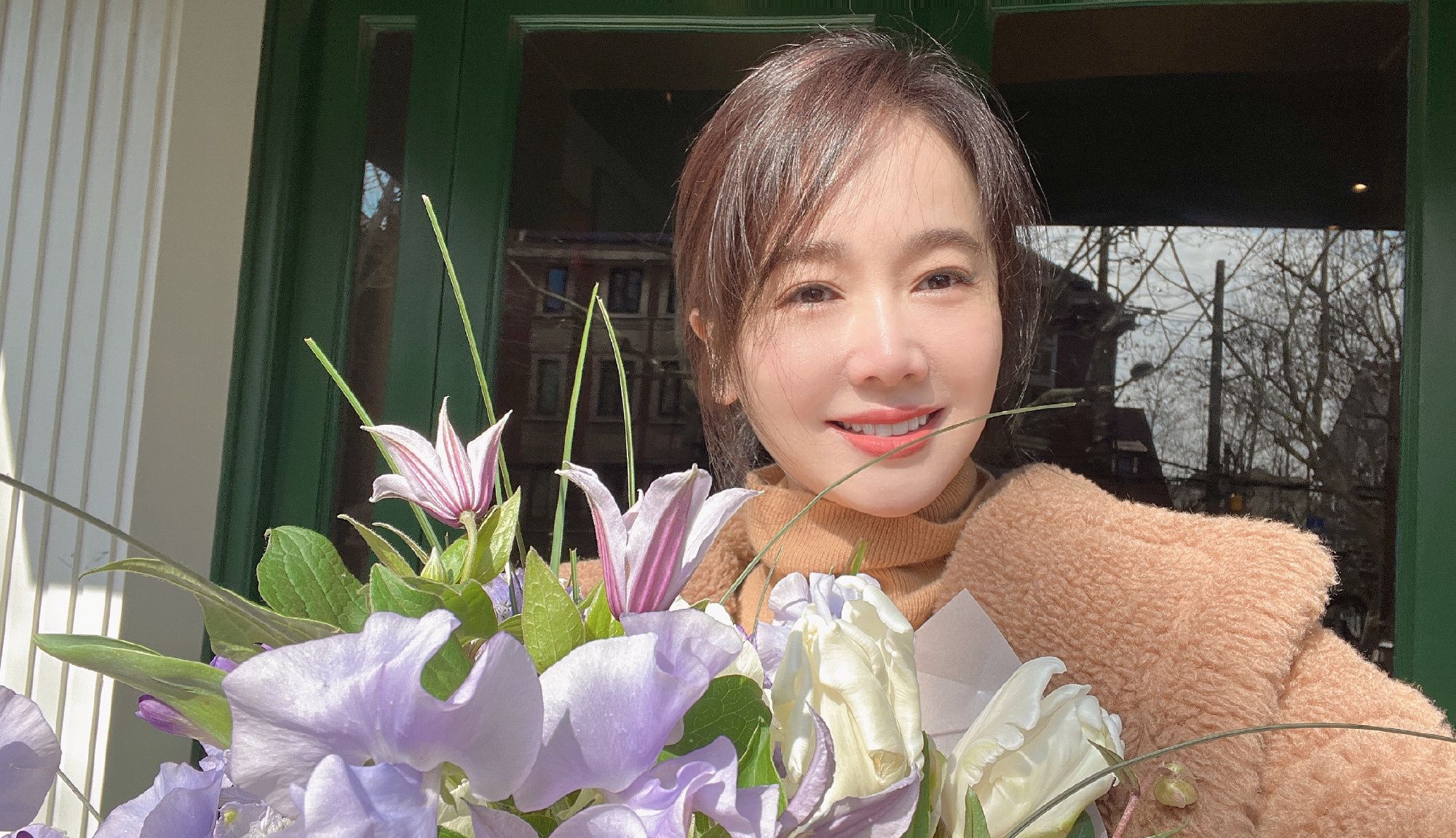 左小青晒手捧鲜花照笑容灿烂人比花娇失婚后独自抚养十岁囡囡