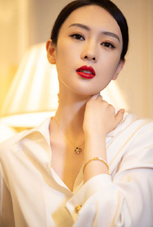 36岁视后童瑶大片造型曝光深v西装露出精致锁骨干练似女强人