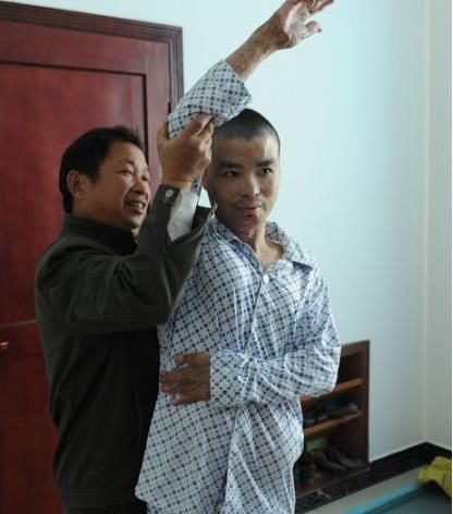 2010年，湖南军人勇救44人，全身烧伤90%，女孩喂水后相恋成婚休闲区蓝鸢梦想 - Www.slyday.coM