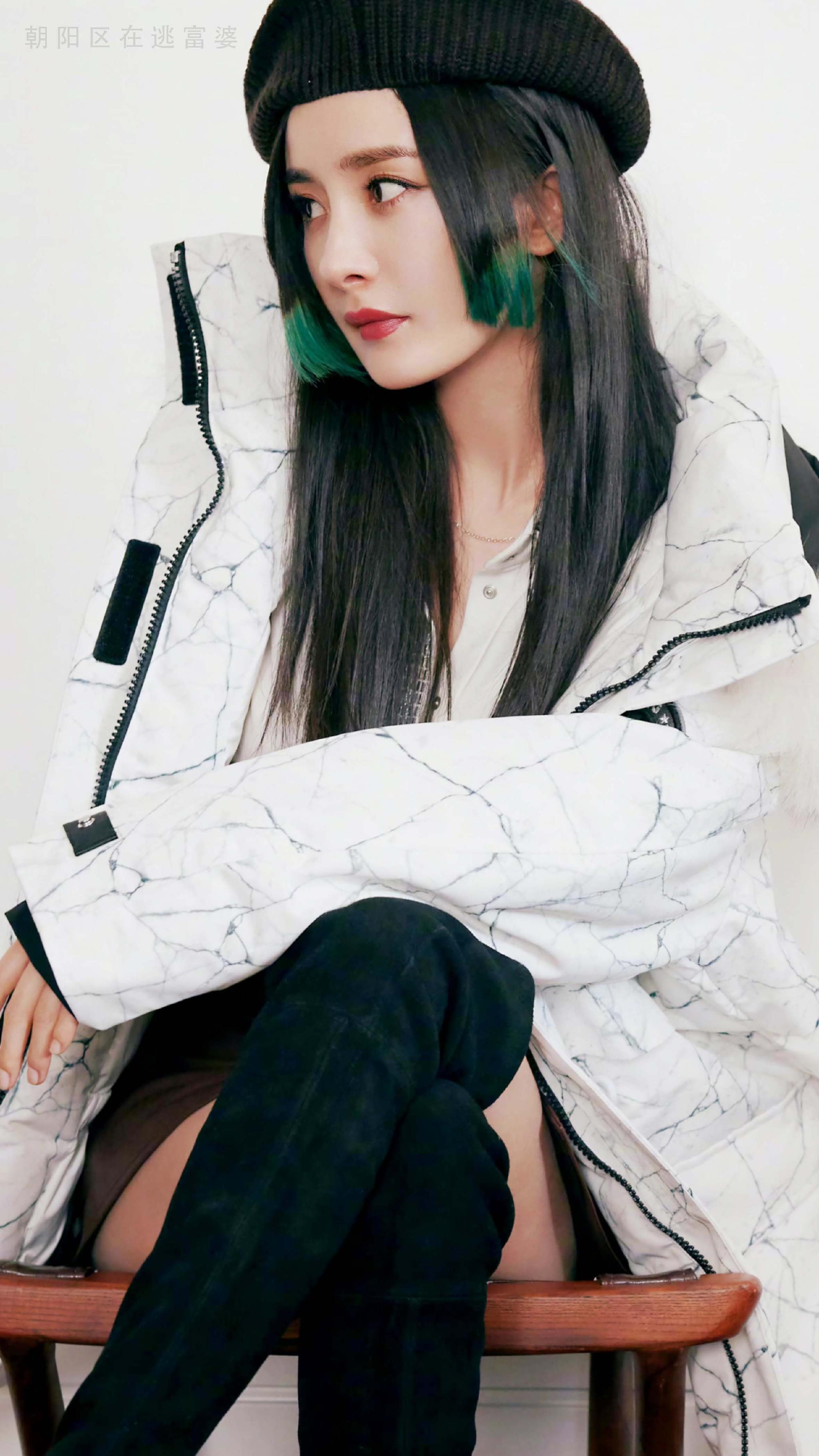 截修杨幂挑染77羽绒服77长靴幂式冬日辣妹穿搭