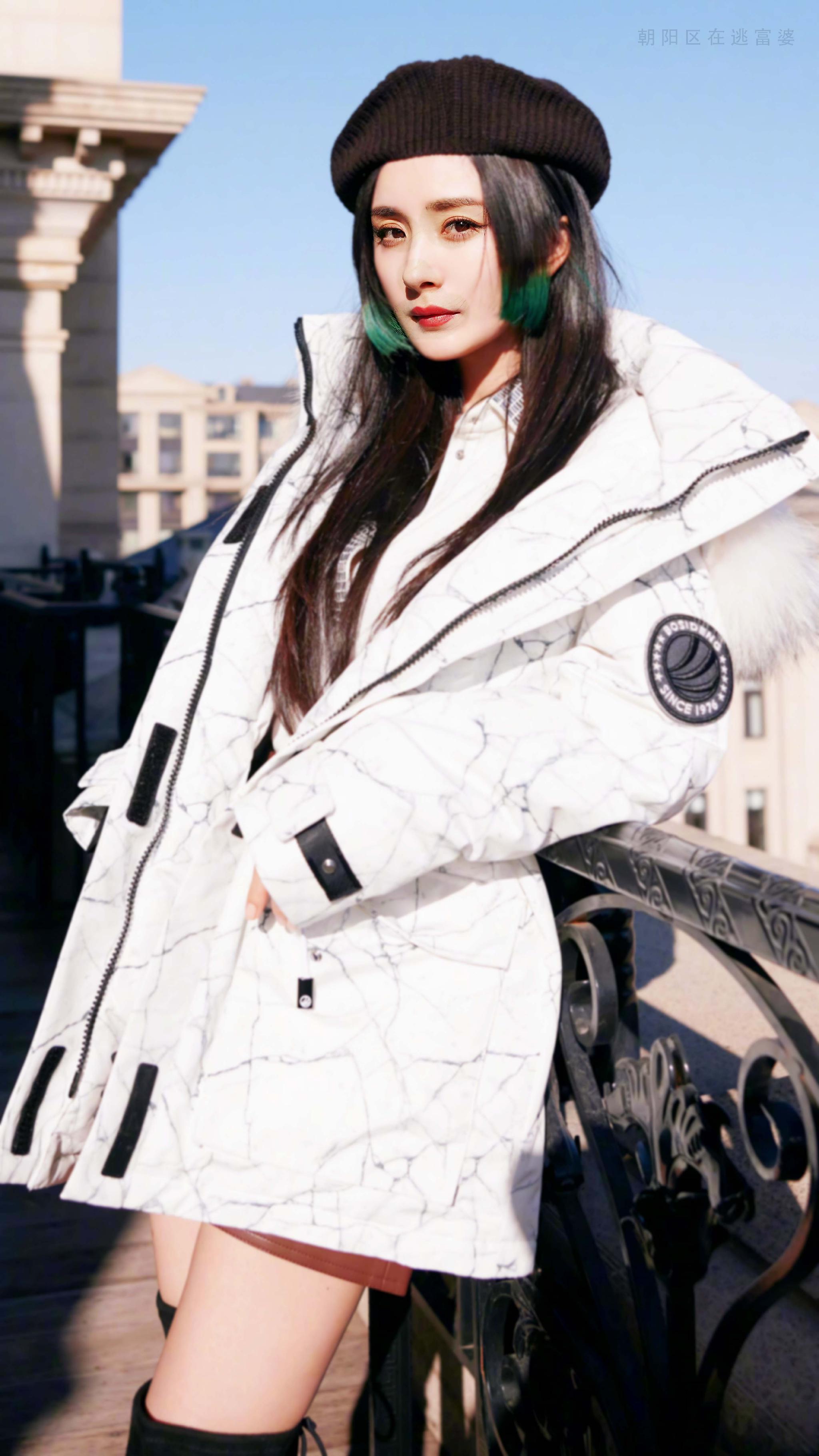 截修杨幂挑染77羽绒服77长靴幂式冬日辣妹穿搭