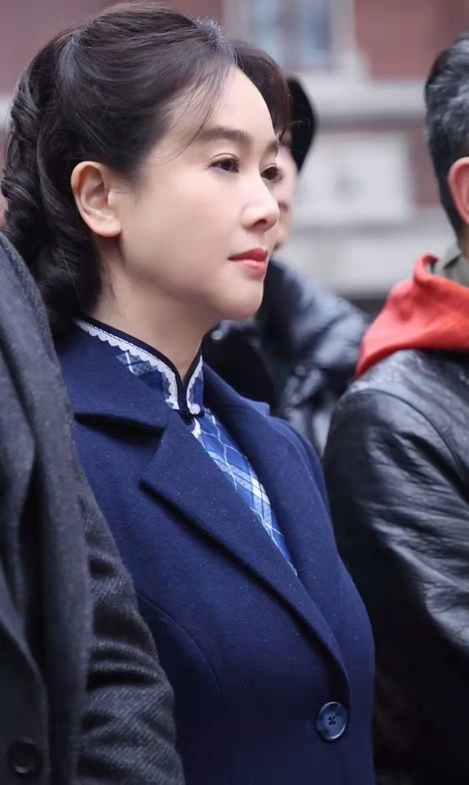 左小青45岁一点不见老脸颊饱满紧致穿旗袍大衣气质端庄秀丽