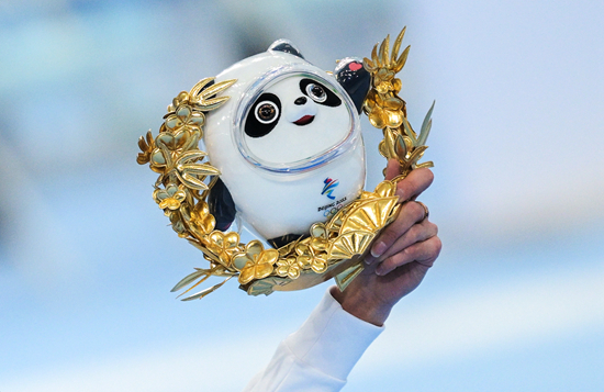 北京冬奥会站上领奖台的选手都会获赠“金墩墩”。视觉中国供图