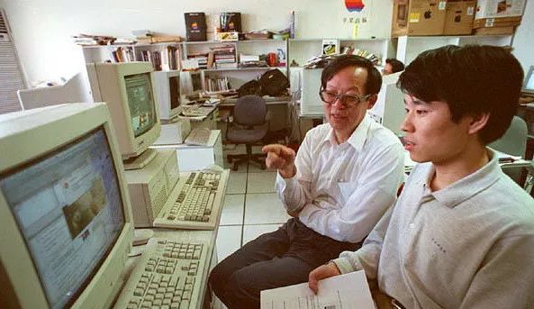 王选在指导青年科技工作者进行新技术开发.资料图