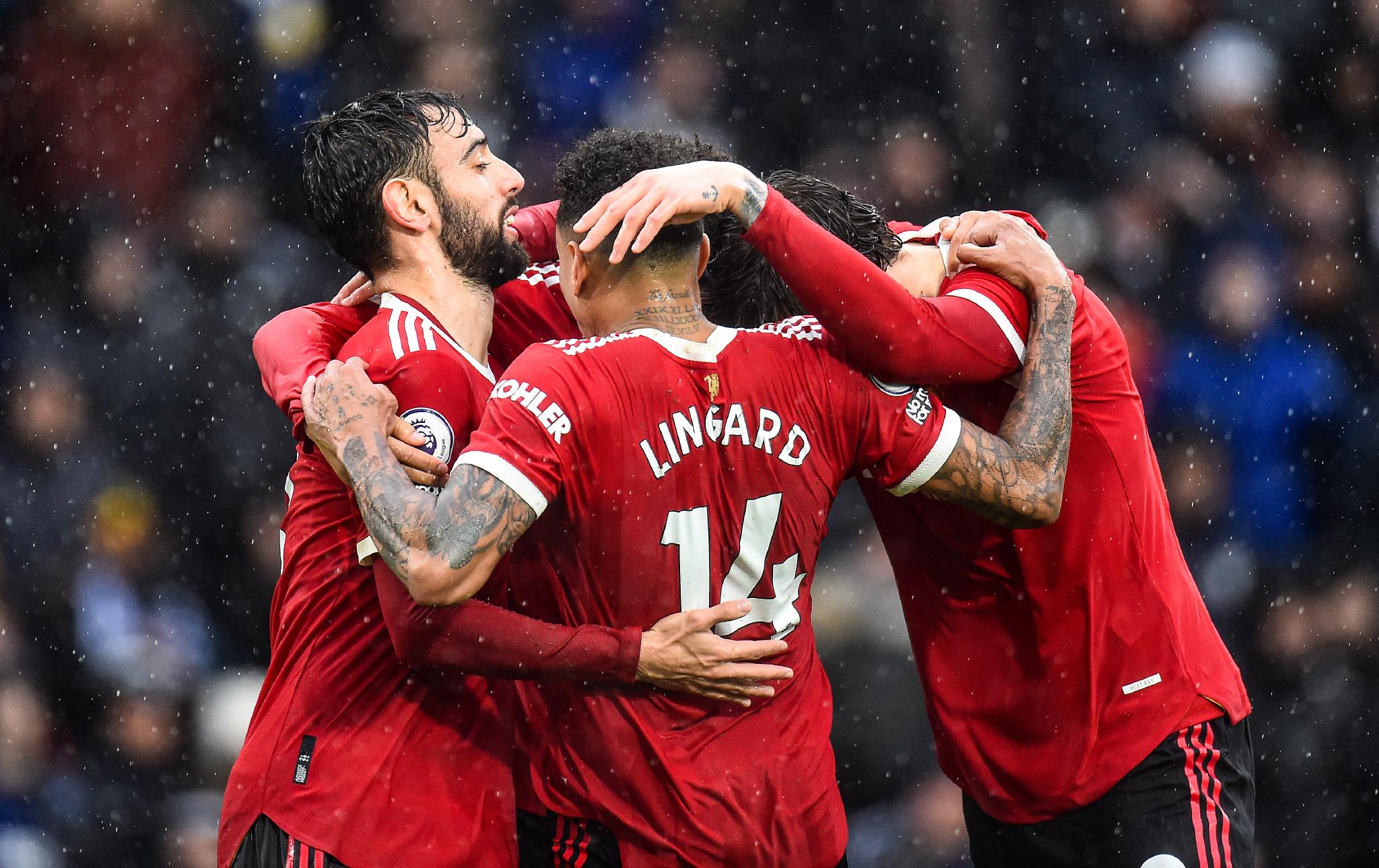 2月20日,曼彻斯特联队球员费尔南德斯(左)庆祝攻入球队第二球.