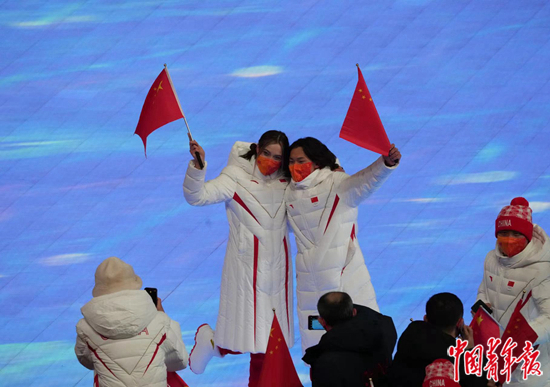 2月20日，北京冬奥会闭幕式，谷爱凌、苏翊鸣在运动员入场式上同框。中青报·中青网记者李峥苨/摄