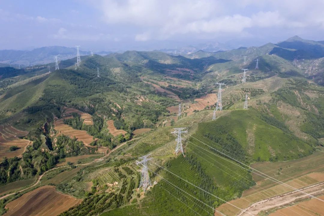 丰宁阜康换流站外500千伏直流线路.邹明 摄