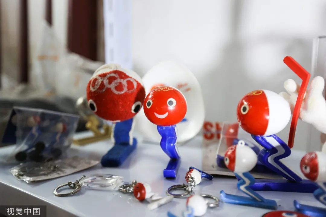 北京一位收藏爱好者收藏的1968年法国格勒诺布尔第十届冬奥会吉祥物舒斯（Schuss）。图|视觉中国