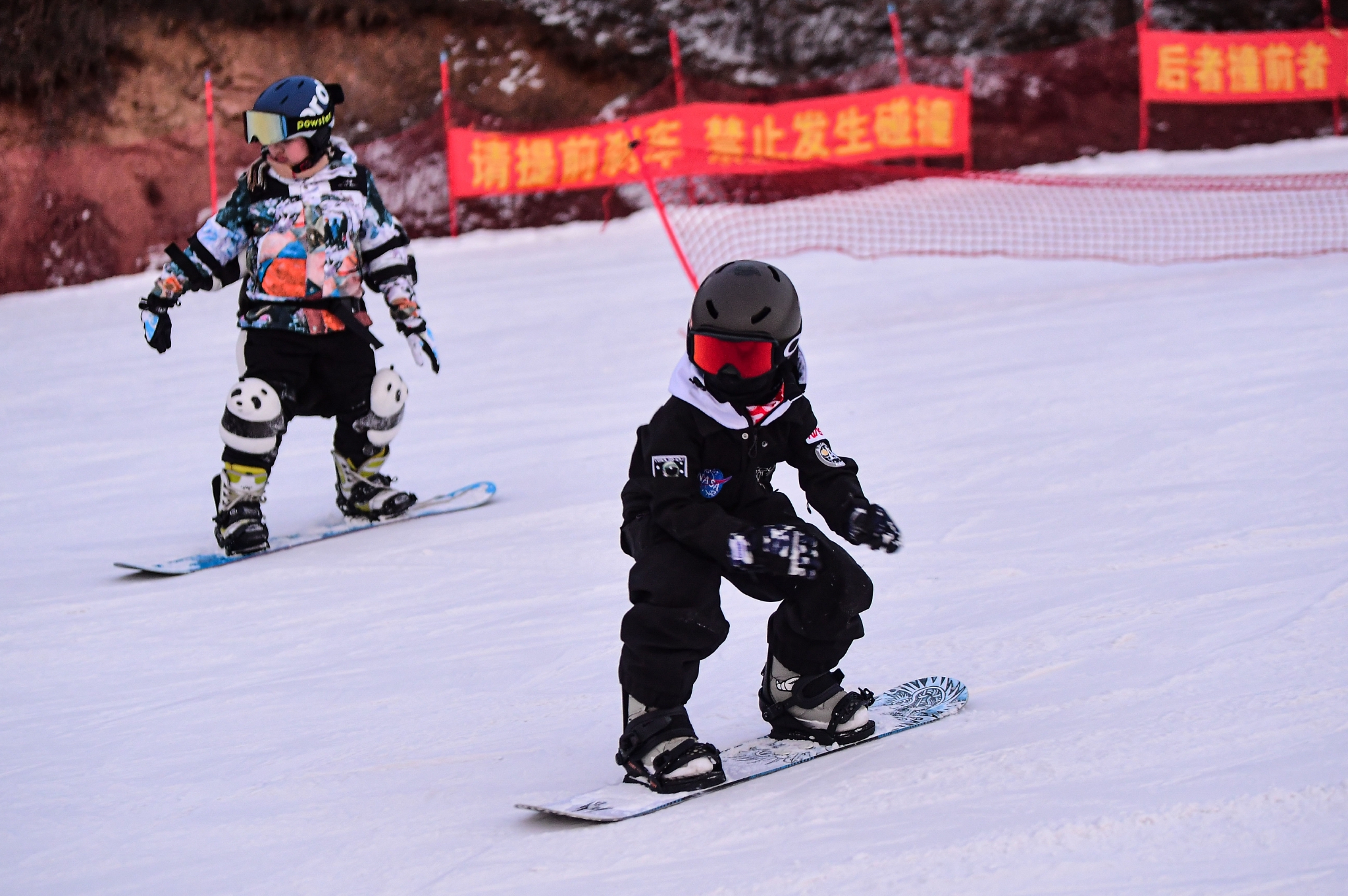 练习单板滑雪的孩子.