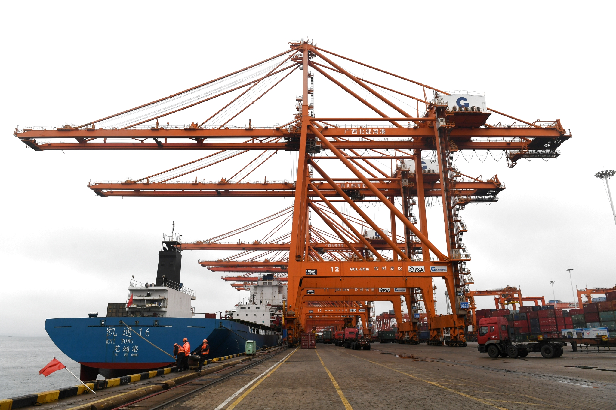 港口春潮涌陆海紧相连广西北部湾港新春生产一线观察