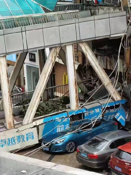 突发！东莞一天桥坍塌致多辆小车被压，目击者：还以为地震了休闲区蓝鸢梦想 - Www.slyday.coM