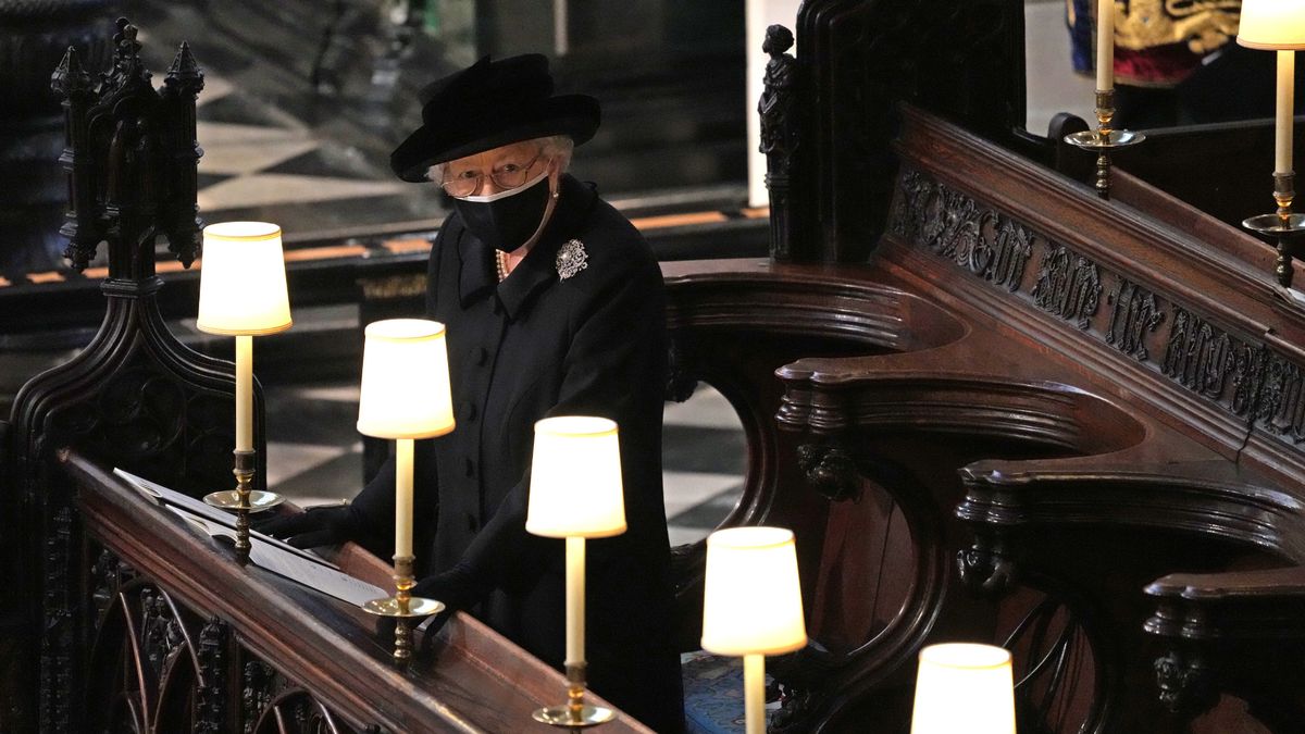 女王在丈夫菲利普亲王的葬礼上独自入座。图片来源：《镜报》