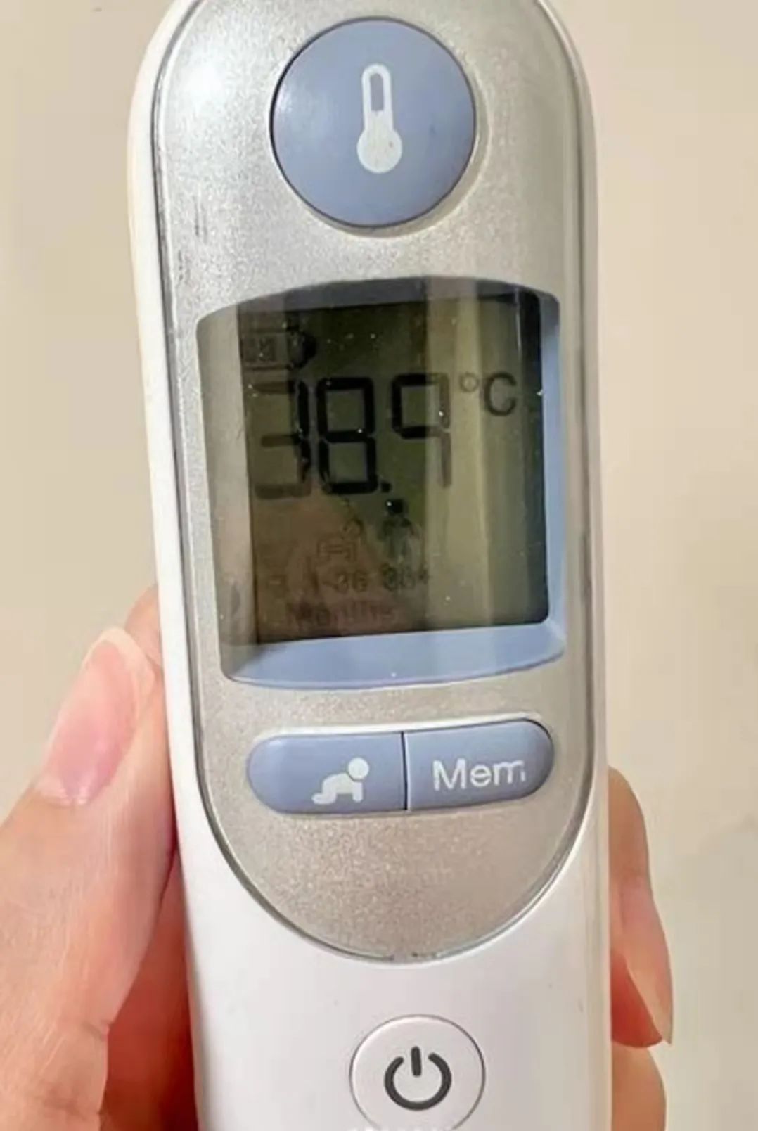 祸不单行tvb女星疑感染新冠高烧求医中途遇车祸车辆有碰撞但人没事