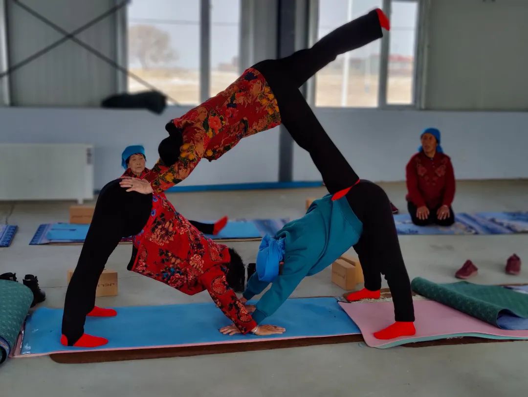 2月10日中午,玉狗梁的村民们组队练习三人瑜伽动作.