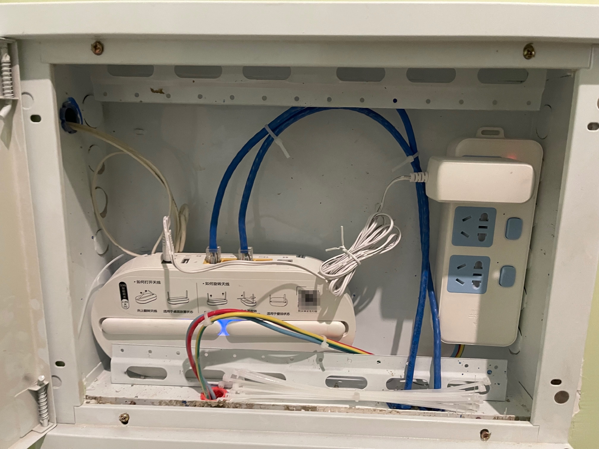 首先大家的入户光纤会进到一个弱电箱内,其中包含了网络运营商的光猫
