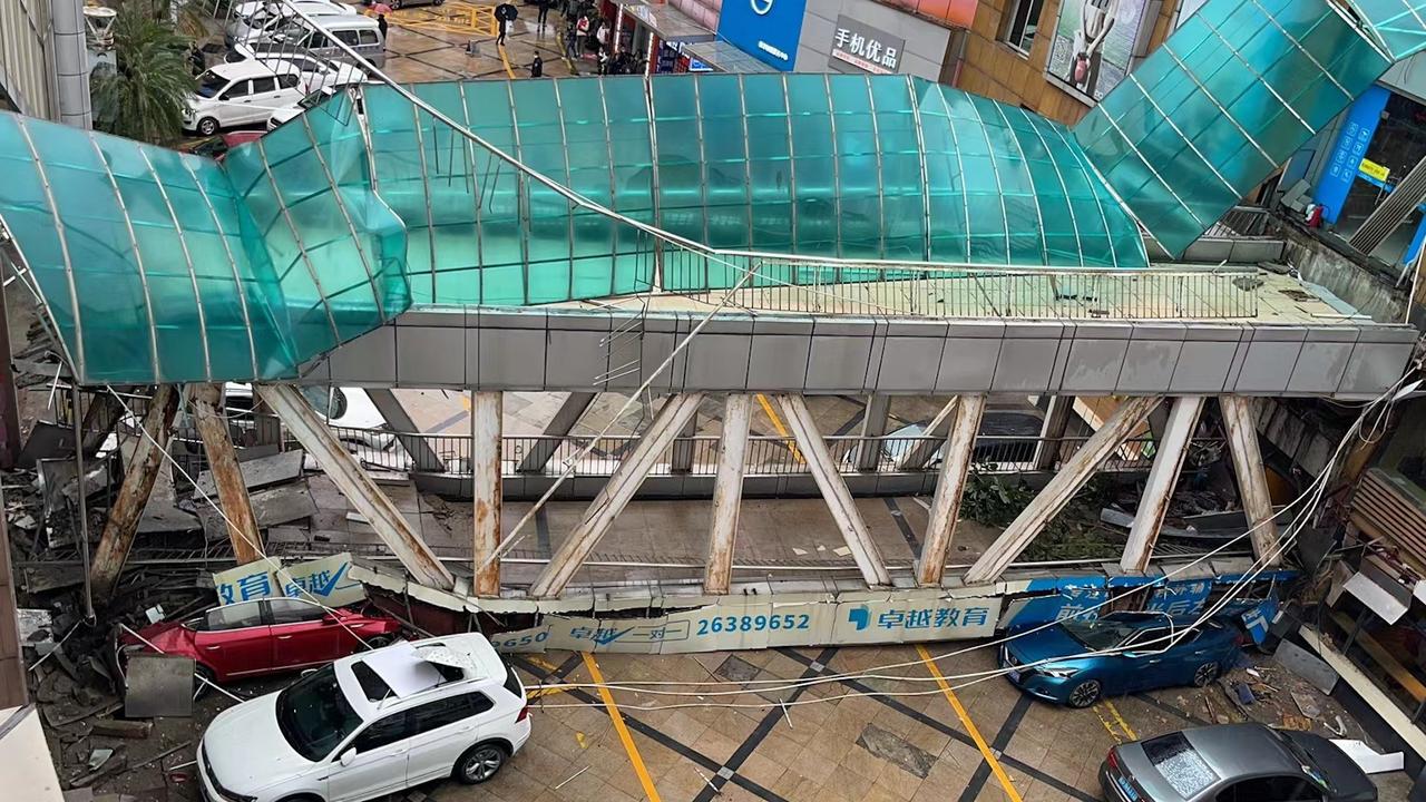 突发广东东莞一商场天桥坍塌桥下数量轿车被砸现场已经围蔽