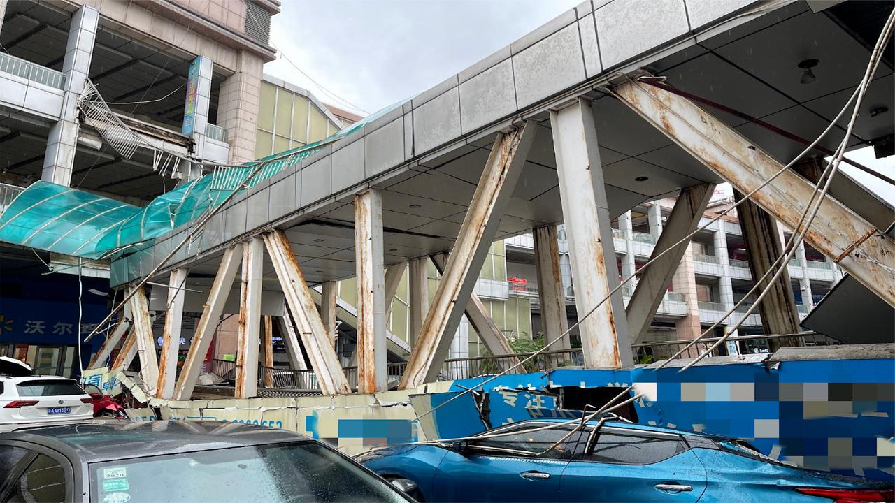 东莞一商场人行天桥突然坍塌桥下多车被砸现场已被封锁