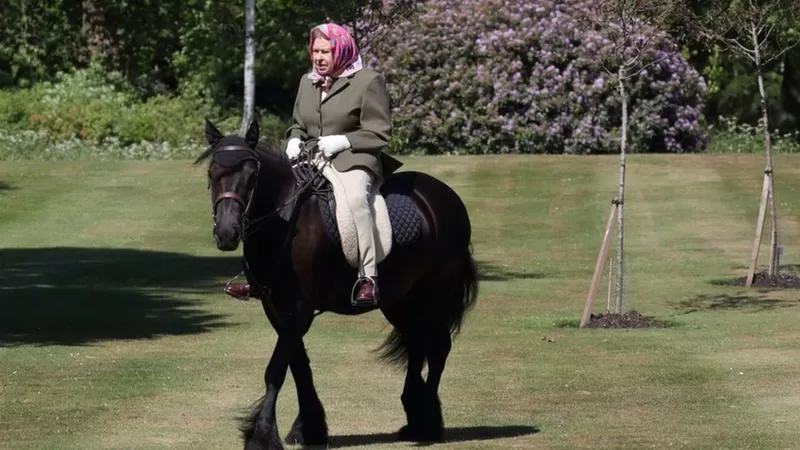 2020年5月31日，英国解除抗疫隔离封锁前一天，女王骑马亮相鼓舞民心。图片来源：BBC