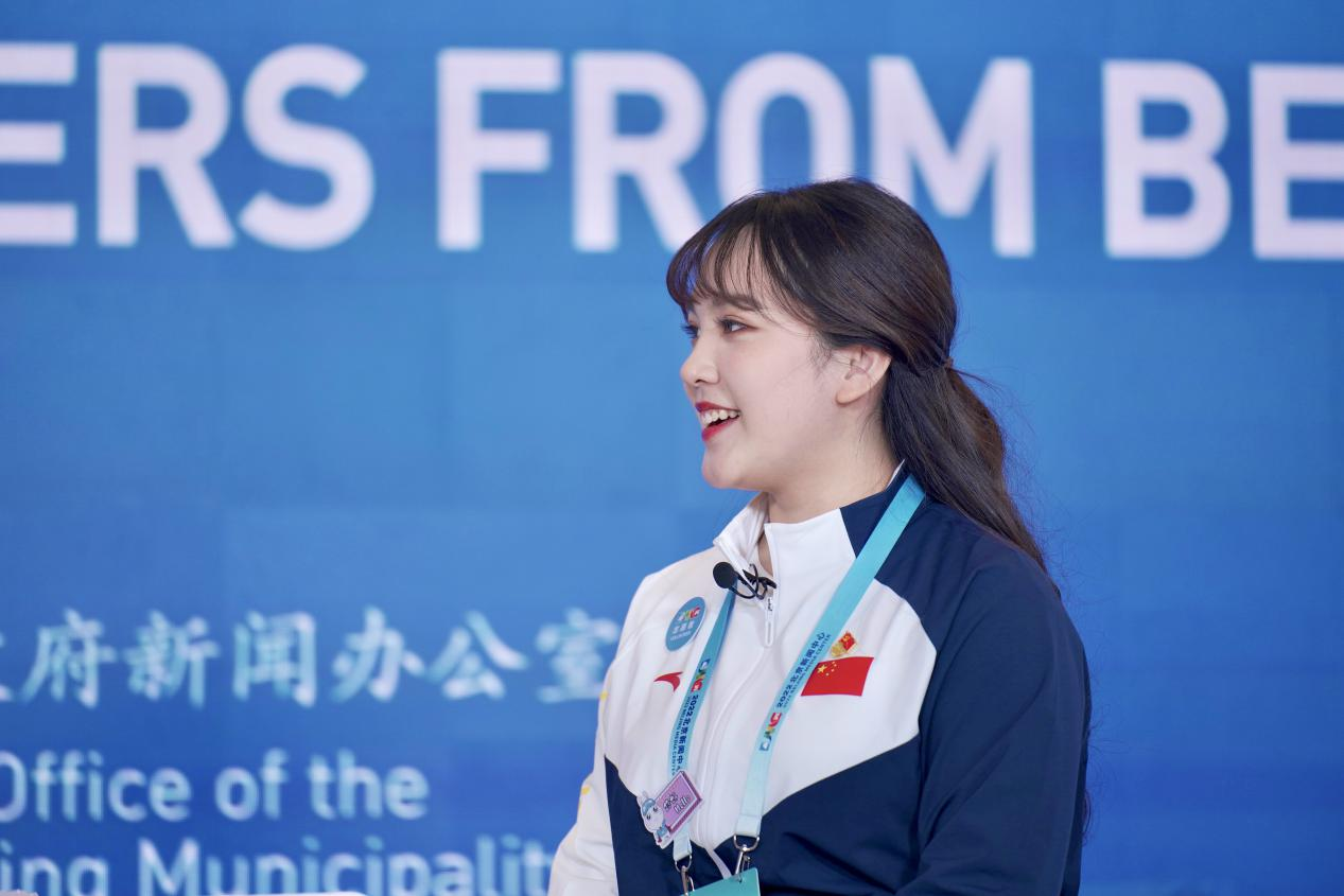 李若冰讲述了自己参与2022北京新闻中心志愿服务的故事和感受冰雪之上
