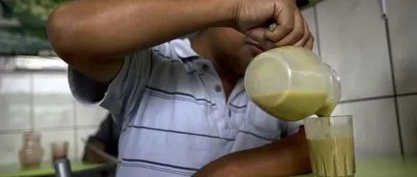 把青蛙榨成汁分几步?活捉剥皮扔入榨汁机