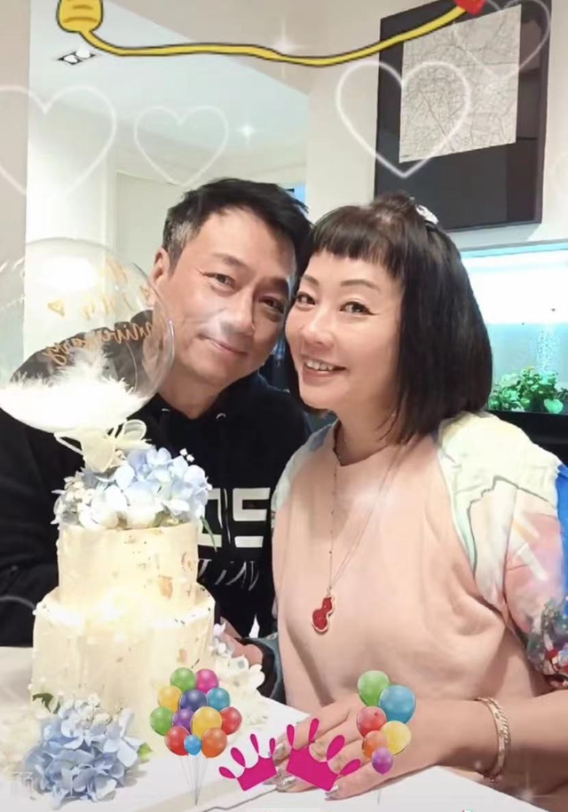 57岁黎耀祥庆银婚纪念日,爱妻戴珠宝气质出众,两人晒居家腻歪照
