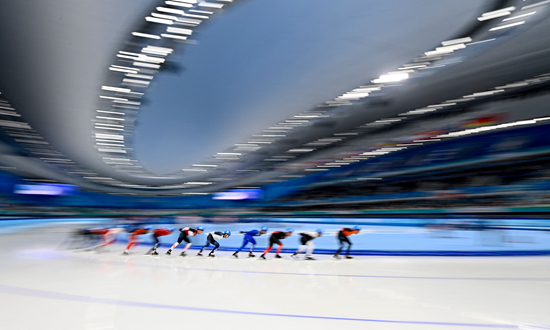 北京冬奥会速度滑冰比赛馆“冰丝带”，被誉为世界上最快的冰。视觉中国供图