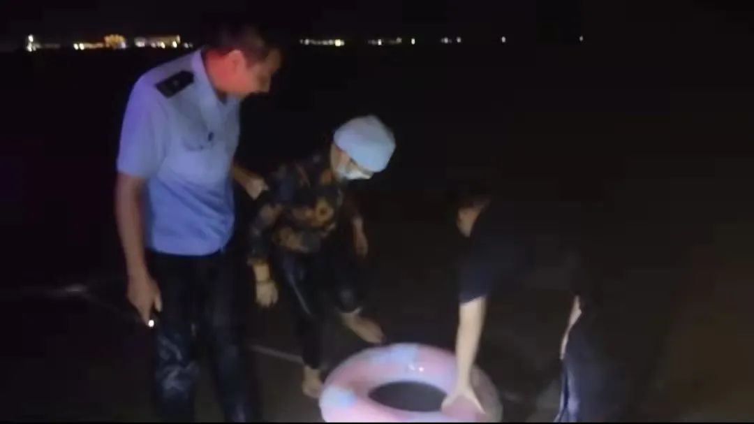 危险！一女子在三亚湾游玩，被海浪卷走……休闲区蓝鸢梦想 - Www.slyday.coM