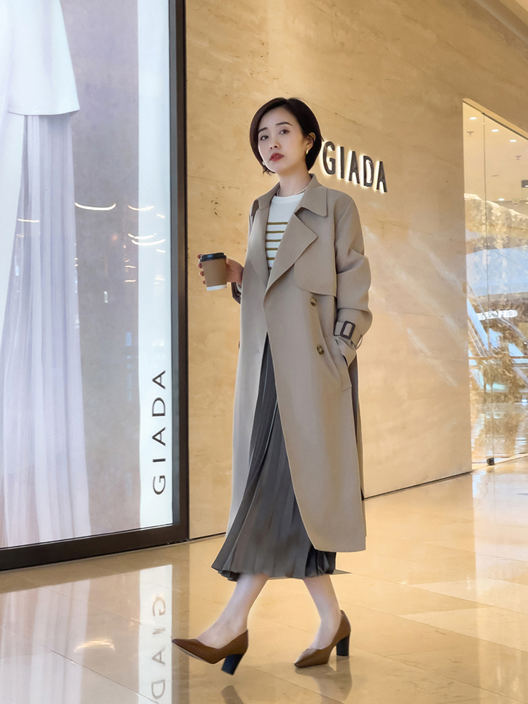 卡其色风衣才是永远的经典2022年依然很火这样穿太美了