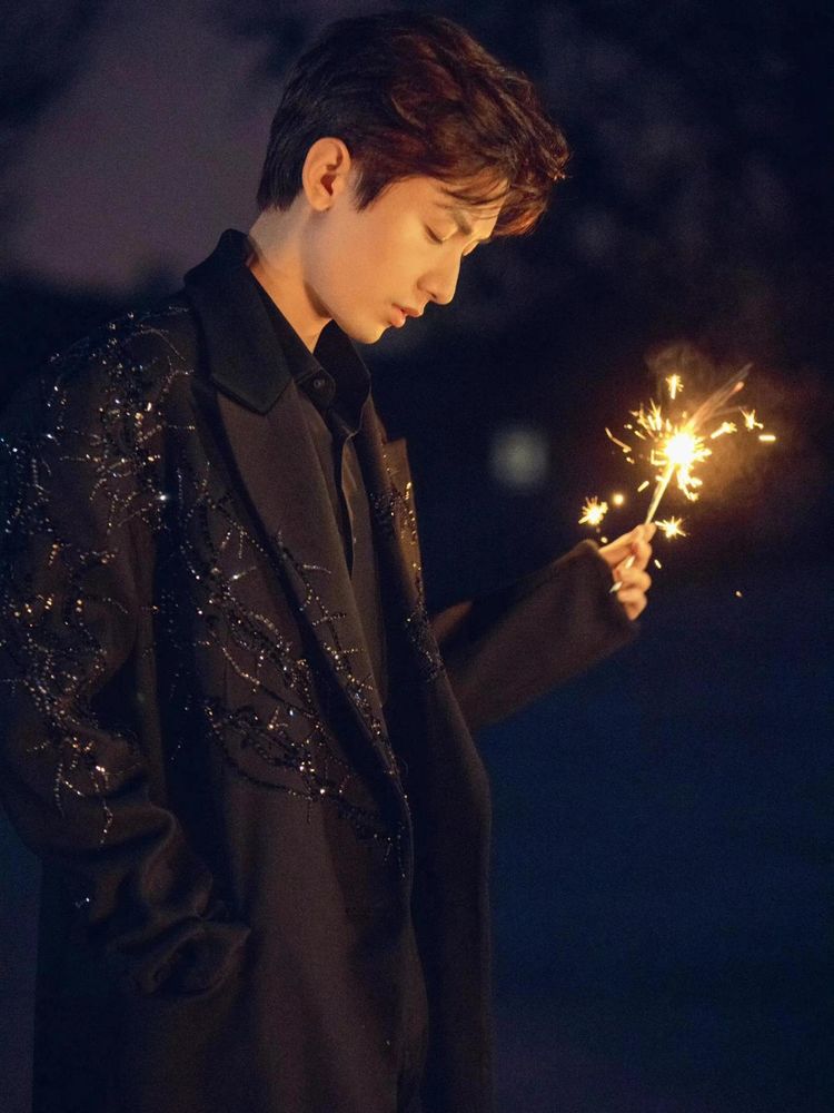 明星烟花大片李易峰成毅太有氛围感看到肖战和邓伦不愧是你们