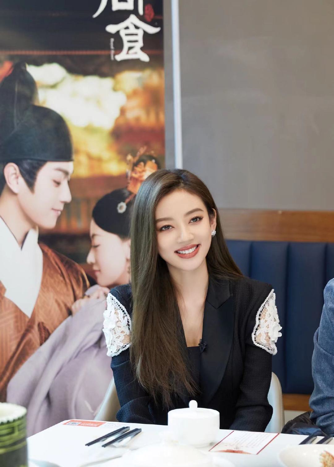 欢娱影视演员何瑞贤今日参加尚食芒果tv扫楼活动